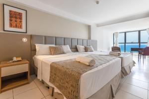 ein Schlafzimmer mit einem großen Bett in einem Zimmer in der Unterkunft Beach Class #1104 - Quádruplo por Carpediem in Recife