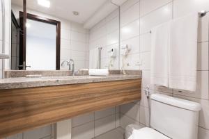 ein Badezimmer mit Waschbecken und Toilette in der Unterkunft Beach Class #1104 - Quádruplo por Carpediem in Recife + 20 Fotos