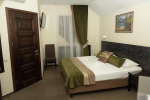 シネヴィルにあるСиневирський Перевалのベッドと窓が備わるホテルルーム