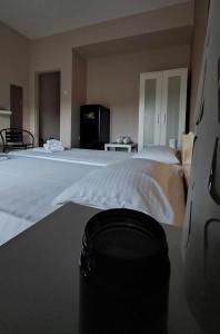 ブアブロウにあるMeerithic ROKKA ROOMSの大きなベッドルーム(白いシーツ付きの大きなベッド付)