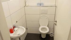 a small bathroom with a toilet and a sink at Viva Zimmer in Heilbronn Zentrum in Heilbronn