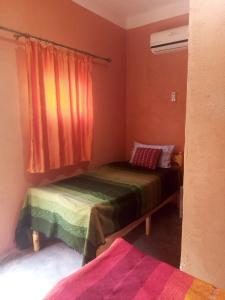 Zimmer mit einem Bett und einem Fenster in der Unterkunft Ecolodge du Draa in Ouled Otmane