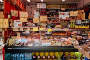 Supermarket nebo jiné obchody v  penzionu nebo okolí