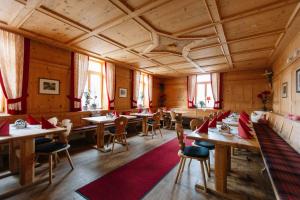 comedor con mesas y sillas de madera en Landhotel Gasthof Drexler GbR, en Fürstenfeldbruck