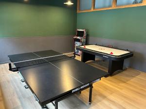 梅德巴赫的住宿－Waldhaus Kustelberg，一间房间,里面设有两张乒乓球桌
