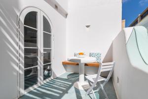 - Balcón blanco con lavabo y silla en Home2Book Stylish Oasis Manrique City Center, en Las Palmas de Gran Canaria