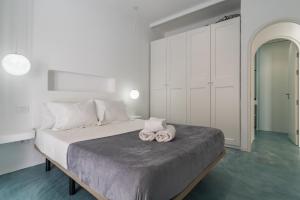 1 dormitorio con 1 cama grande y 2 toallas. en Home2Book Stylish Oasis Manrique City Center, en Las Palmas de Gran Canaria
