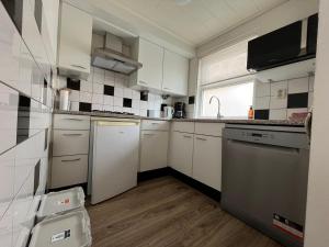 Køkken eller tekøkken på Zomerhuis Beach EnJoy + 13 billeder