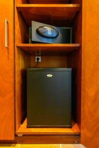 une armoire avec une télévision et une télécommande dans l'établissement Hotel Sol Ixent, à Cadaqués