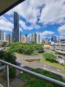 vistas a una ciudad con una calle y edificios en Large studio balcony, spa & pool en Brisbane