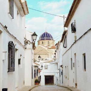an alley with a building with a dome at Maison Dya Altea in Altea