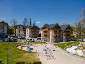 un parque infantil frente a un complejo en Platinum Mountain Hotel&SPA en Szklarska Poręba