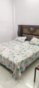 GhāzīpurにあるMaa durga guest houseの花柄の掛け布団付きのベッド