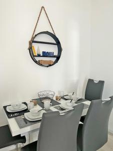 een eettafel met stoelen en een spiegel bij See-Hase in Grömitz