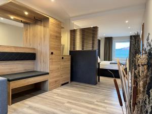 een kamer met een slaapkamer met een bed en uitzicht op de oceaan bij Hotel Schultheiss Hameln in Hameln