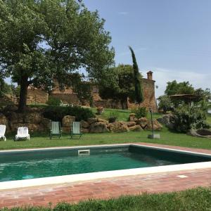 a swimming pool in the yard of a house at Villa Fonte all'Oppio con area piscina recintata in Pienza