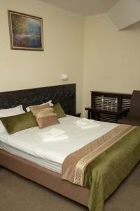 シネヴィルにあるСиневирський Перевалのベッドルーム(白いシーツを使用した大型ベッド1台付)