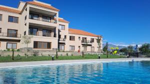 卡法亚特Suit Chalet Cafayate Salta的一栋建筑前有一座游泳池