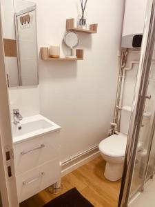 ein weißes Bad mit einem WC und einem Waschbecken in der Unterkunft Mignon petit studio 16m2 in Les Lilas