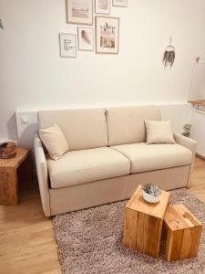 sala de estar con sofá y 2 mesas en Mignon petit studio 16m2, en Les Lilas