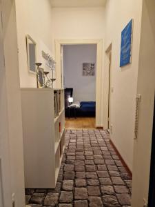 einen Flur, der zu einem Schlafzimmer mit einem Zimmer mit einem Bett führt in der Unterkunft Appartement Berlin Charlottenburg in Berlin