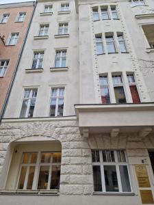 Un grand bâtiment blanc avec de nombreuses fenêtres dans l'établissement Appartement Berlin Charlottenburg, à Berlin