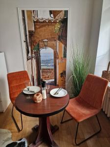 - une table et des chaises dans une chambre avec vue dans l'établissement Appartement Berlin Charlottenburg, à Berlin
