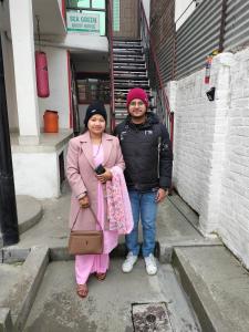 Ein Mann und eine Frau stehen auf einer Treppe in der Unterkunft Sea Green Guest House in Srinagar