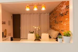 een woonkamer met een bank en een bakstenen muur bij Casa Rural Viña Vella in Esteiro +36 foto's