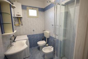 uma casa de banho com um WC, um lavatório e um chuveiro em Politeama Holiday Home - La tua casa nel cuore di Palermo! em Palermo