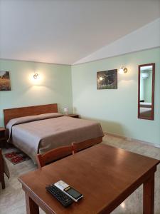 CaltabellottaにあるCasa Mulèのベッド1台、テーブル(テーブルシックス付)が備わる客室です。