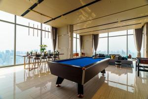 Condo 2 Bedrooms Luxury Condo Checkin 24h Infinity Pool 360 في بانكوك: طاولة بلياردو في غرفة المعيشة مع إطلالة