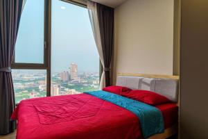 曼谷的住宿－Condo 2 Bedrooms Luxury Condo Checkin 24h Infinity Pool 360，一间卧室设有一张大床和大窗户