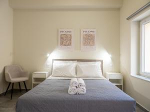 ein Schlafzimmer mit einem Bett mit zwei Handtüchern darauf in der Unterkunft Casa Del Centro Storico,By IdealStay Experience in Iraklio