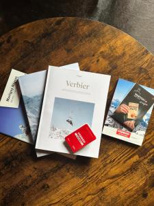 a group of magazines sitting on top of a table at Bel appartement près de Verbier in Bovernier