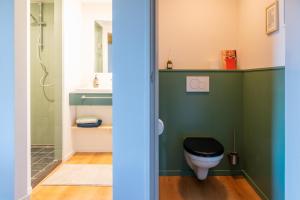 - deux images d'une salle de bains avec toilettes et lavabo dans l'établissement Kleinhoef - charmante, luxe kamers in een boerderij uit 1875, à Nigtevecht