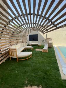 un pabellón con sillas y una piscina en un patio en كمباوند السليمانية en Riad