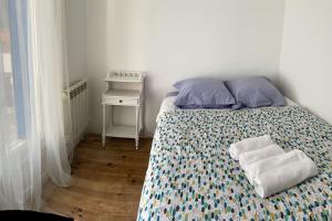 1 dormitorio con 1 cama con 2 toallas en Maison indépendante 7 minutes RER B en Antony
