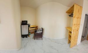 ShkyBlue Suites في كرايست تشيرش: غرفة بها كونتر وثلاجة وطاولة