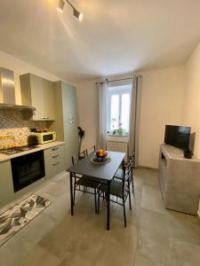 a kitchen with a table and chairs in a room at I Limoni Casa Vacanza in Castelletto sopra Ticino
