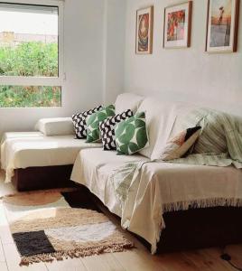 sala de estar con sofá y ventana en Apartamento Thematic OyM, en Villena