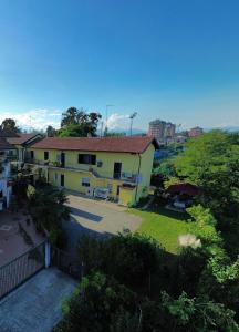 een luchtzicht op een huis met een tuin bij I Limoni Casa Vacanza in Castelletto sopra Ticino