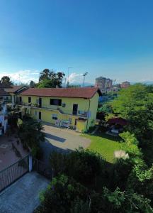an aerial view of a house with a yard at I Limoni Casa Vacanza in Castelletto sopra Ticino