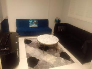 uma sala de estar com um sofá e uma mesa em Accommodation Rose Johannesburg em Joanesburgo