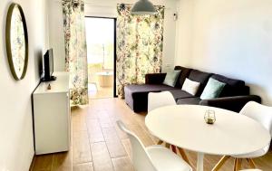 salon z białym stołem i kanapą w obiekcie Seafront Apartment in Amarilla Golf w San Miguel de Abona