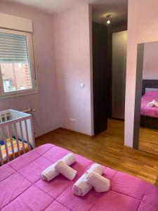 2 Handtücher auf einem rosa Bett in einem Zimmer in der Unterkunft Casa Pitu in Humienta