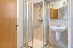 W łazience znajduje się prysznic i umywalka. w obiekcie 55 North Apartments Portrush w mieście Portrush