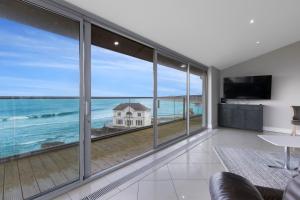 uma sala de estar com vista para o oceano em 55 North Apartments Portrush em Portrush