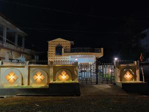 una cerca frente a una casa por la noche en Sangeeta's Homestay, en Jagdalpur