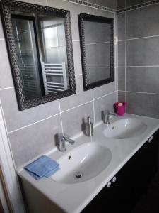 baño con lavabo y 2 espejos en maison en Périgord proche Beynac et Sarlat, en Cénac-et-Saint-Julien